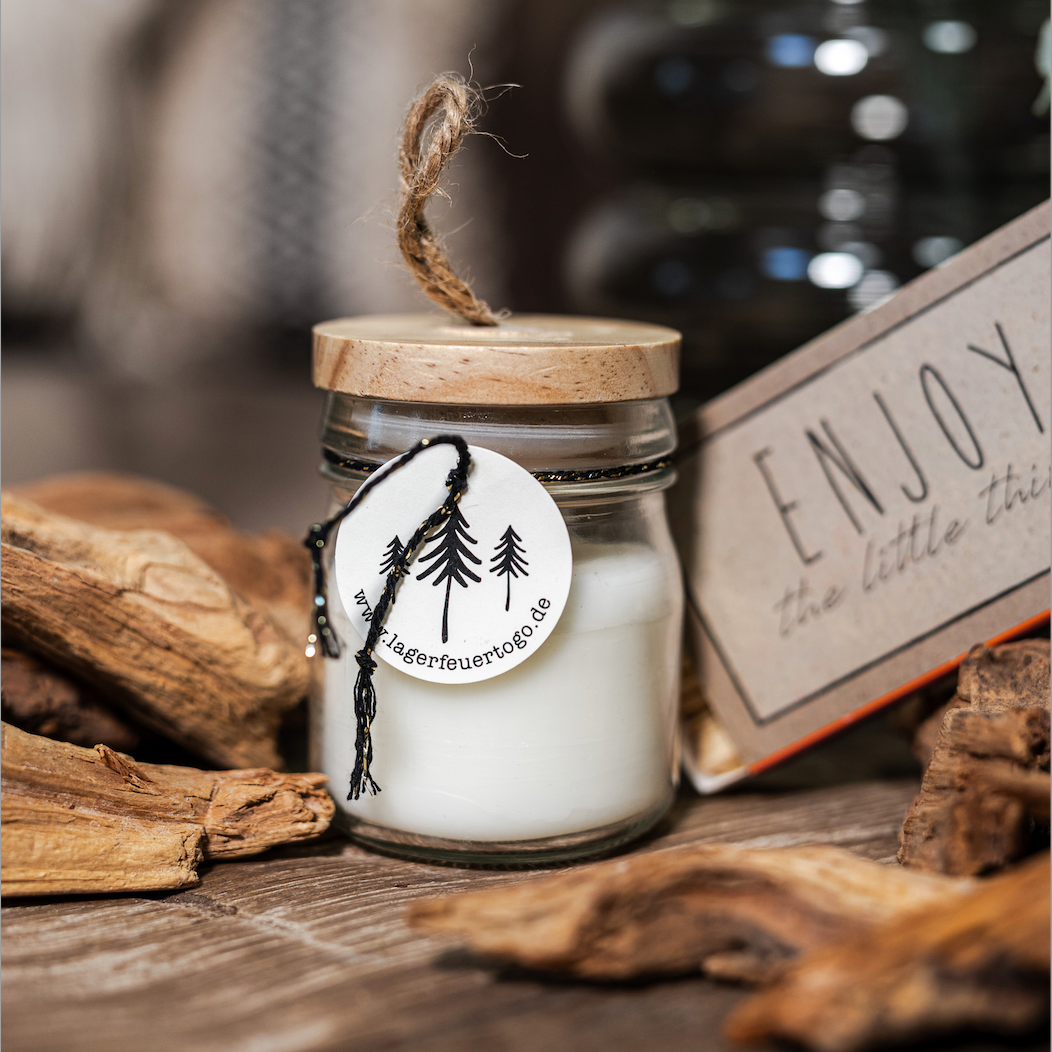 Handgemachte Kerze im Glas mit Holzdocht und praktischem Holzdeckel. Der Docht knistert wie ein Lagerfeuer. Lieferung inklusive Streichhölzern, verpackt in einer Papiertüte - Lagerfeuer to go zum Mitnehmen.