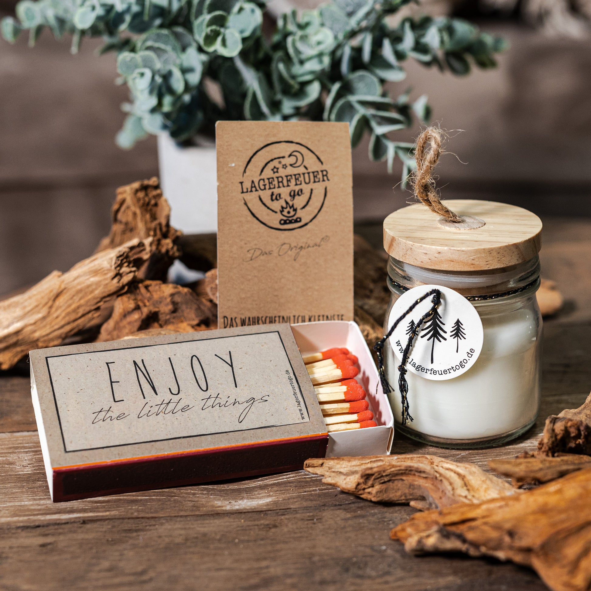 Handgemachte Kerze im Glas mit Holzdocht und praktischem Holzdeckel. Der Docht knistert wie ein Lagerfeuer. Lieferung inklusive Streichhölzern, verpackt in einer Papiertüte - Lagerfeuer to go zum Mitnehmen. 