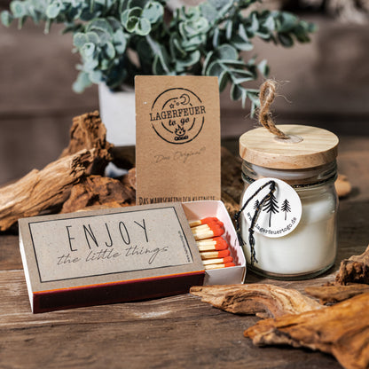 Handgemachte Kerze im Glas mit Holzdocht und praktischem Holzdeckel. Der Docht knistert wie ein Lagerfeuer. Lieferung inklusive Streichhölzern, verpackt in einer Papiertüte - Lagerfeuer to go zum Mitnehmen. 