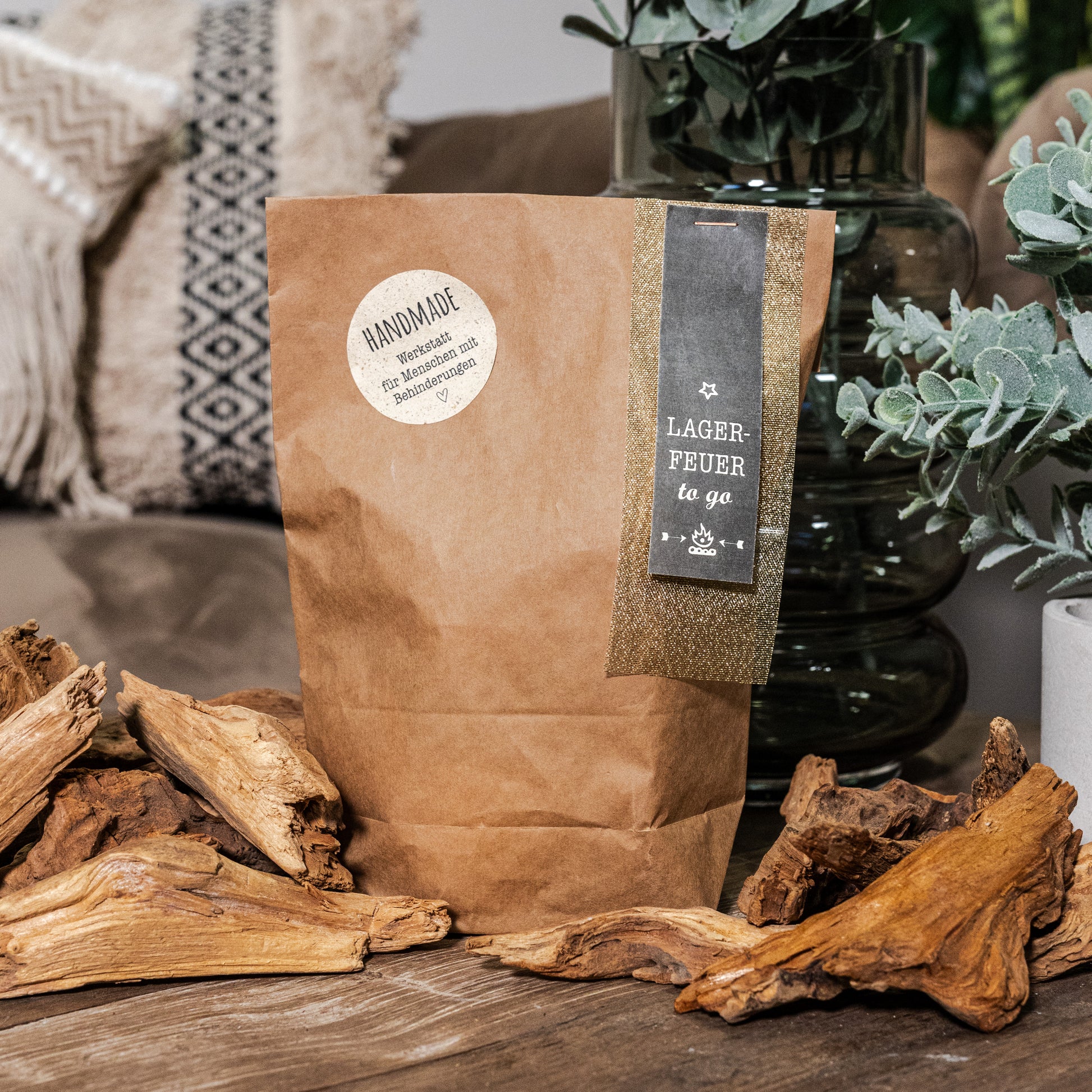 Geschenkset Lagerfeuer to go. Hier sieht man die schöne naturverbundene Verpackung des Lagerfeuers zum Mitnehmen. Inhalt ist eine Kerze mit Holzdocht die knistert wie ein Feuer sowie Streichhölzern zum Entzünden der Kerze. 